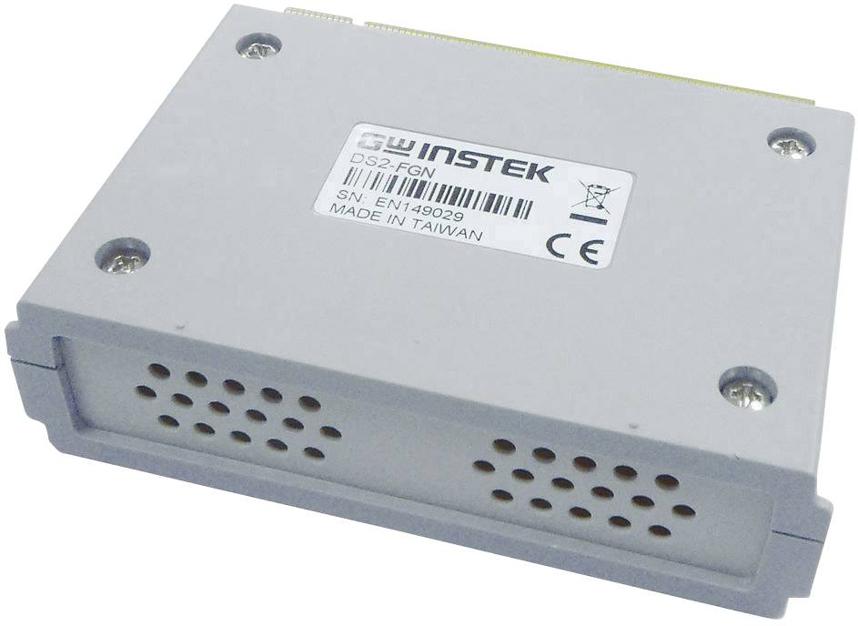 Szürke-fehér elektronikai eszköz szellőzőnyílásokkal és egy matricával, amely a modellt és az eredet országát jelzi.