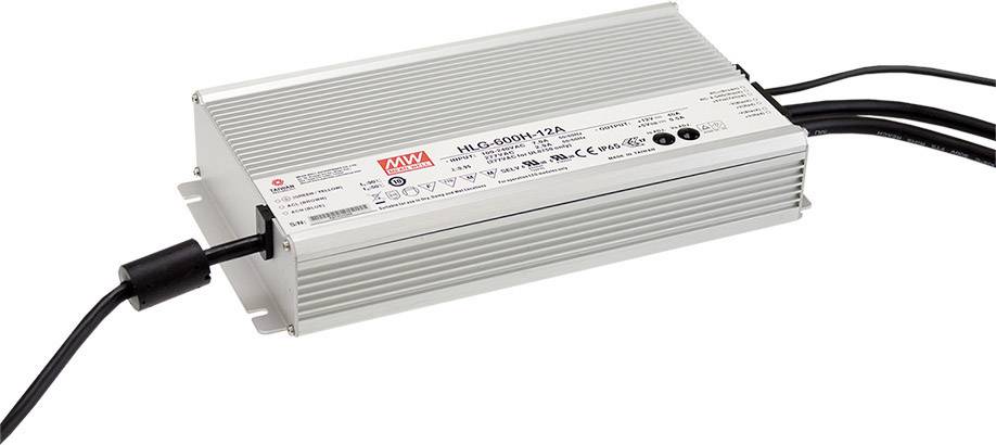 Egy téglalap alakú LED-meghajtó több csatlakozókábellel és műszaki adatokkal az címkéjén.