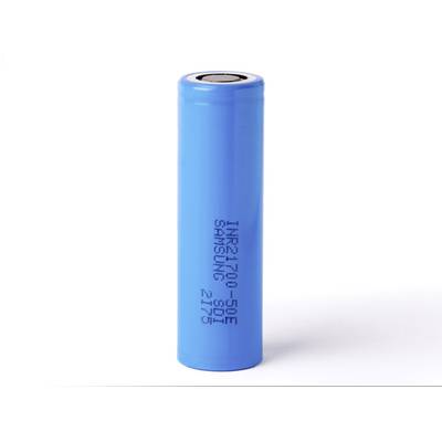 Egy kék hengeres lítium-ion akkumulátor, amelyen az 'INR21700-50E SAMSUNG SDI' felirat olvasható, függőlegesen áll egy fehér felületen.