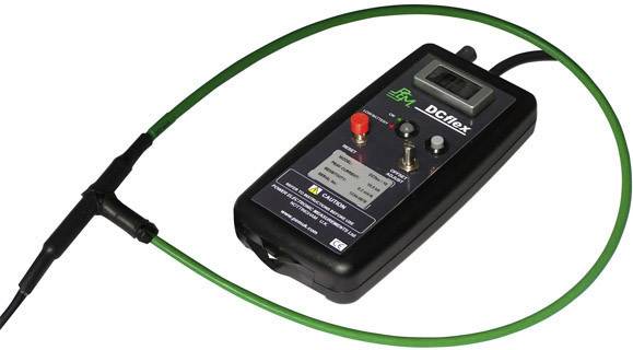 Hordozható elektronikus mérőkészülék digitális kijelzővel és zöld kábellel feszültségméréshez. Gombok és csúszkák a vezérléshez.