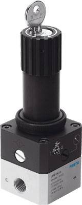 Egy nyomásszabályzó biztonsági retesszel, fekete forgatógombbal és kulccsal felül, egy fémházra szerelve.