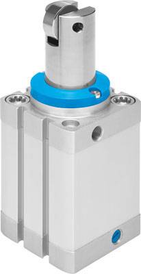 Egy ezüstszínű pneumatikus henger kék tömítéssel és kiálló dugattyúval, amelyet gépekben lineáris mozgás létrehozására használnak.