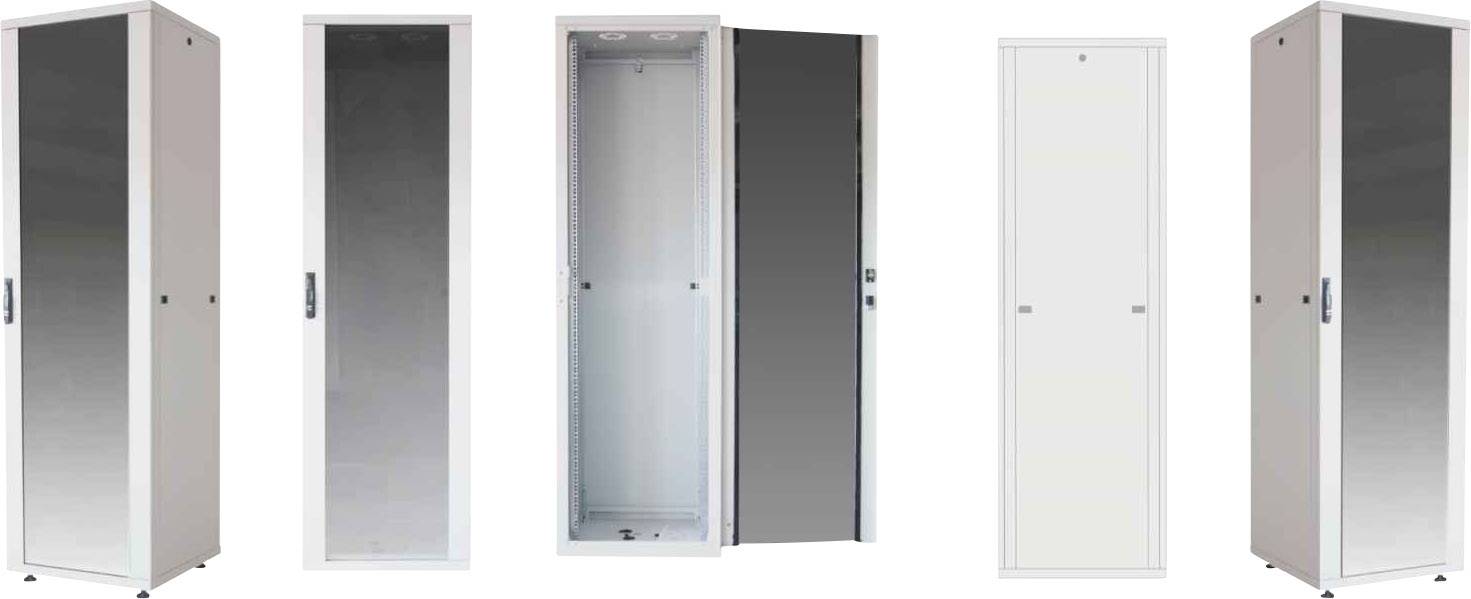 Öt szürke fémszekrény, részben nyitva, különböző nézeteket és belső tereket mutat. Ideális tárolásra vagy rendszerezésre.