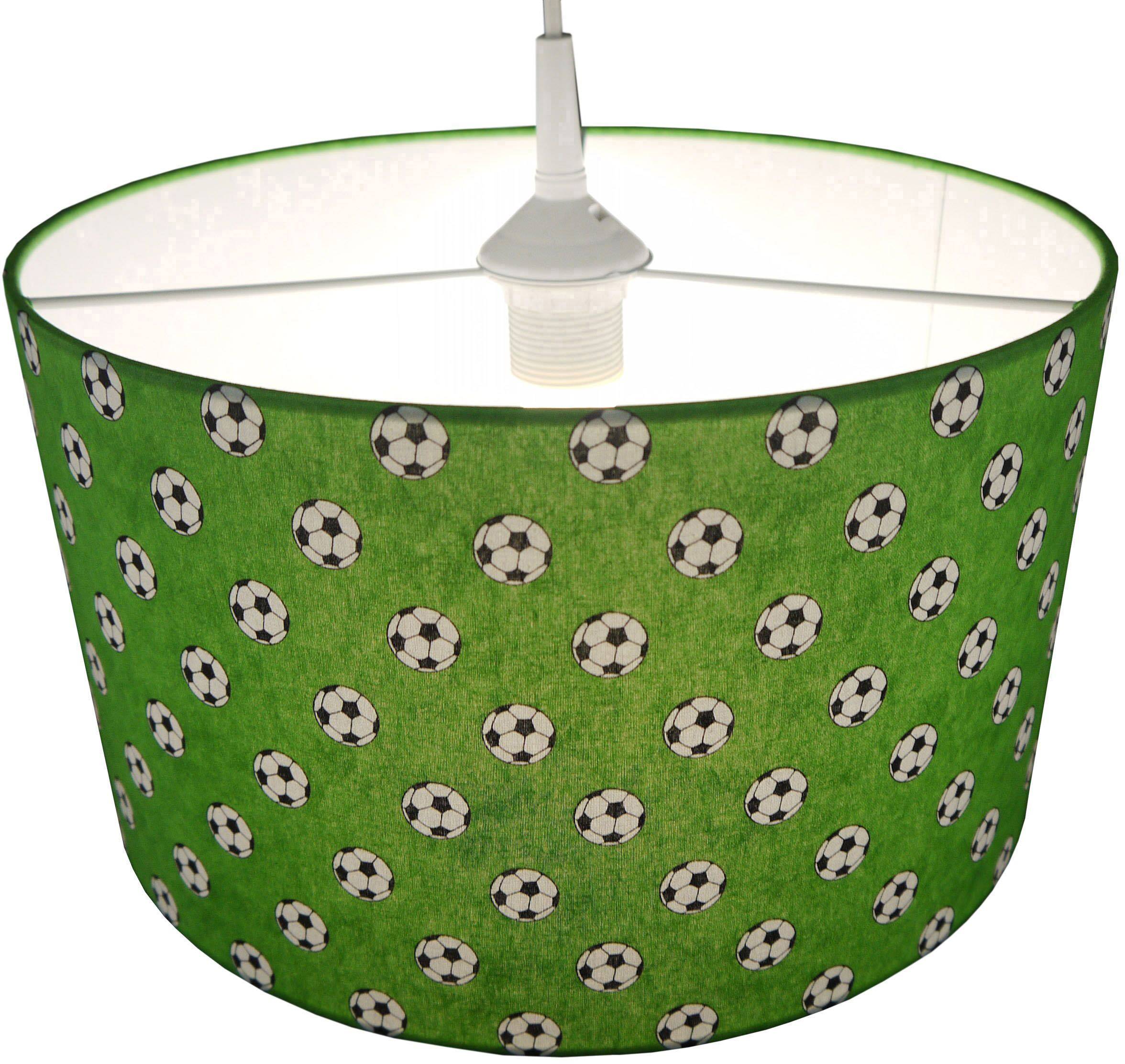 Zöld mennyezeti lámpa, futballmintákkal díszítve.