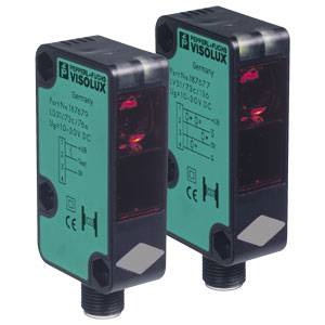 Két téglalap alakú, zöld-fekete Visolux érzékelő piros fénnyel, ipari automatizálási alkalmazásokhoz tervezve.