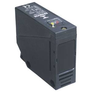 Egy fekete elektronikus érzékelő négyszögletes házzal és csatlakozó kapcsokkal. Felül egy kontroll lámpa és egy azonosító matrica látható.