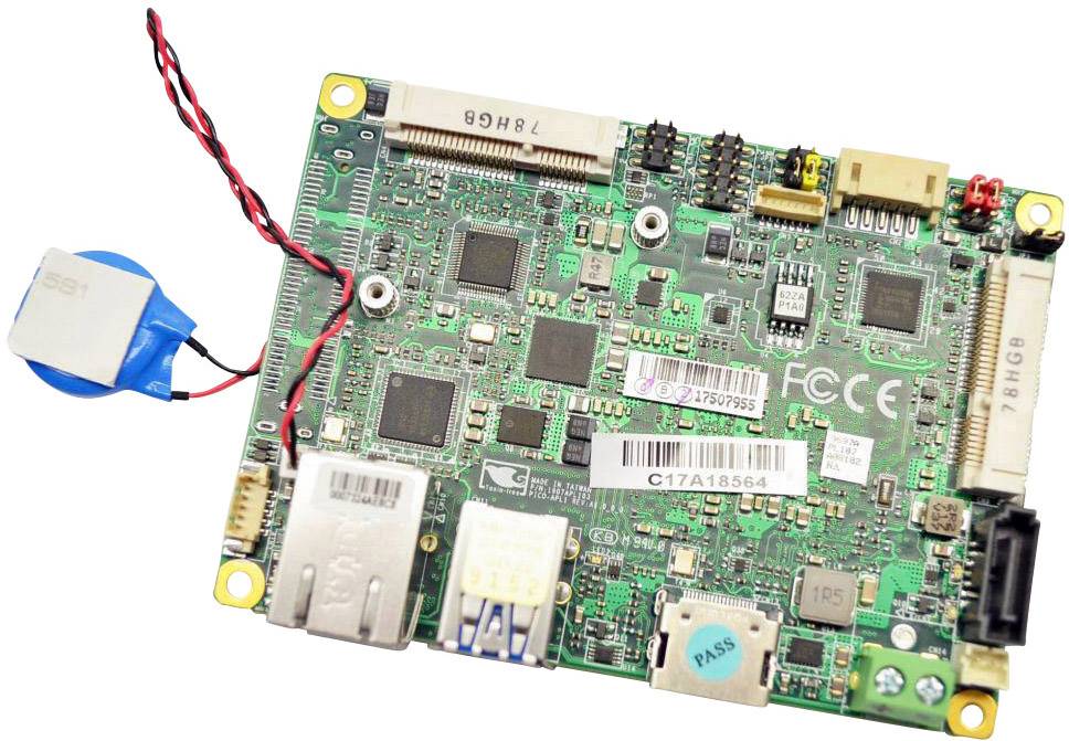 Egy zöld nyomtatott áramkör több elektronikai alkatrésszel és csatlakozóval, benne egy kék akkumulátorral és piros kábellel.