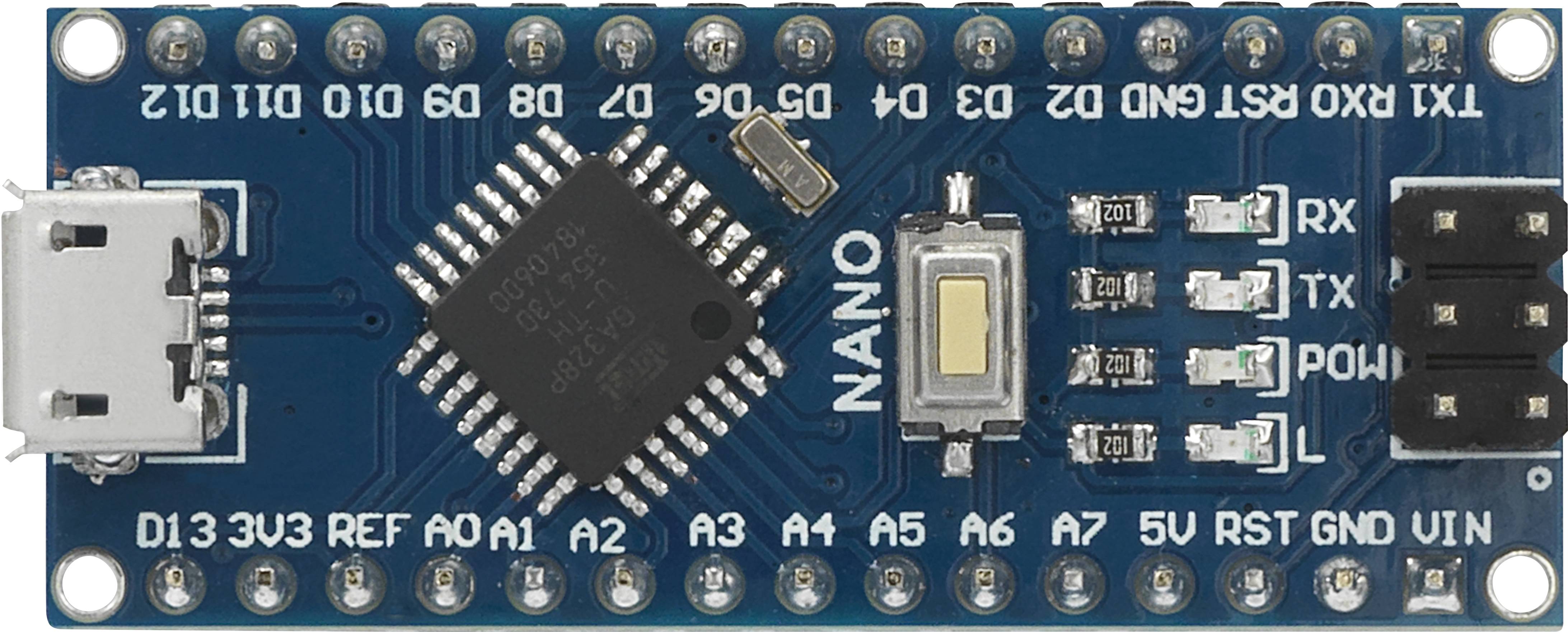 Egy mikroprocesszoros panel USB-csatlakozóval, különféle tűkkel és a 'NANO' felirattal. Elektronikai projektek és prototípus-fejlesztés céljára alkalmas.