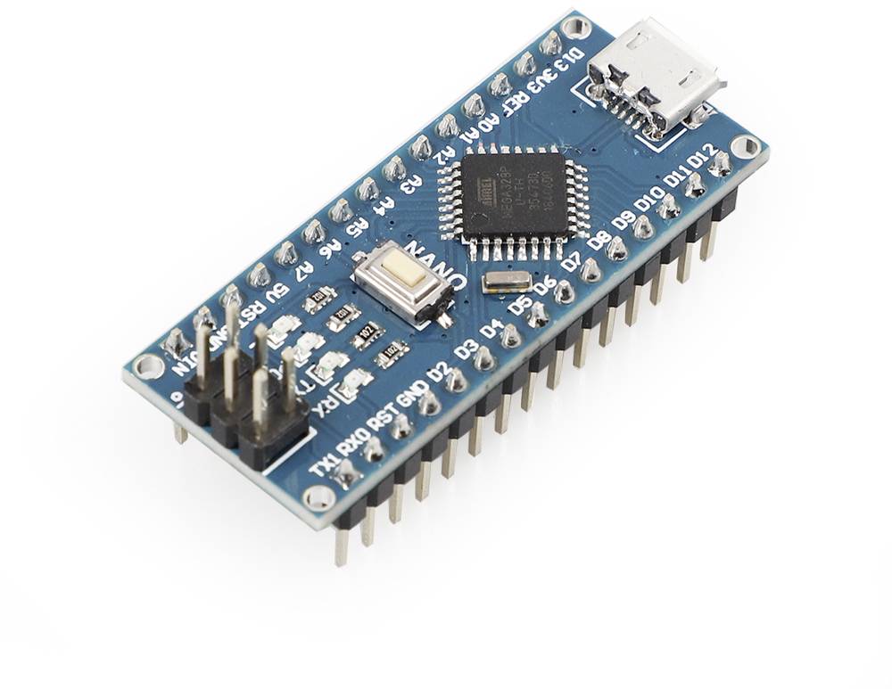 Egy kék Arduino Nano mikroprocesszor sok csatlakozóval és egy USB-porttal. A felületén elektronikai alkatrészek láthatók.
