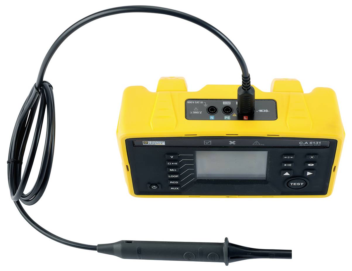 Egy sárga színű elektromos mérőműszer fekete kábellel és mérőszondával, amely elektronikus áramkörök tesztelésére és mérésére alkalmas.