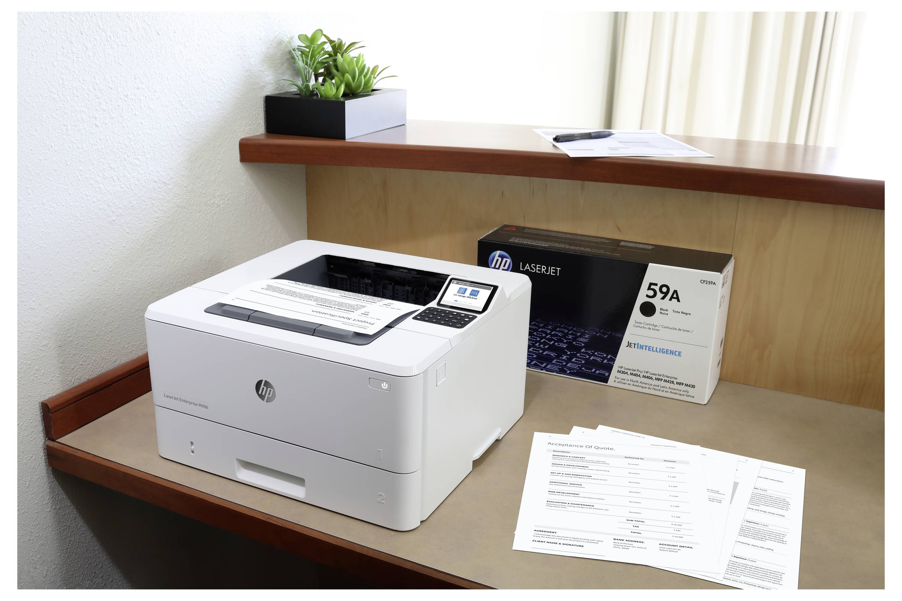 Fehér HP LaserJet nyomtató az asztalon egy 59A tonerkészlettel, papírmunkákkal és egy kis cserepes növény a mögötte lévő polcon.