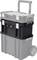 Egy mobil, görgős szerszámkoffer fogantyúval. A felső rész fekete kiemelésű. Szerszámok tárolására és szállítására alkalmas.