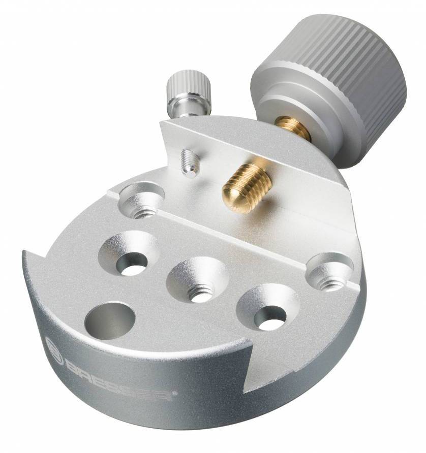 'Egy ezüstös fémadapter közeli felvétele csavarlyukakkal és menetekkel, valószínűleg optikai eszközökhöz történő rögzítésre.'