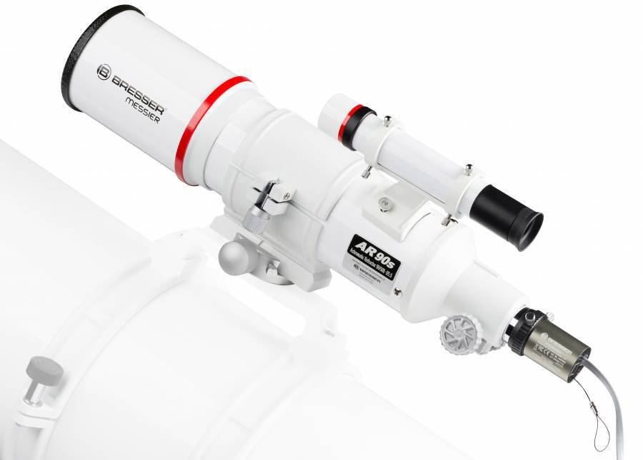 Egy fehér távcső fekete és piros akcentussal egy tartószerkezeten van rögzítve. A 'AR 90s' feliratot viseli.