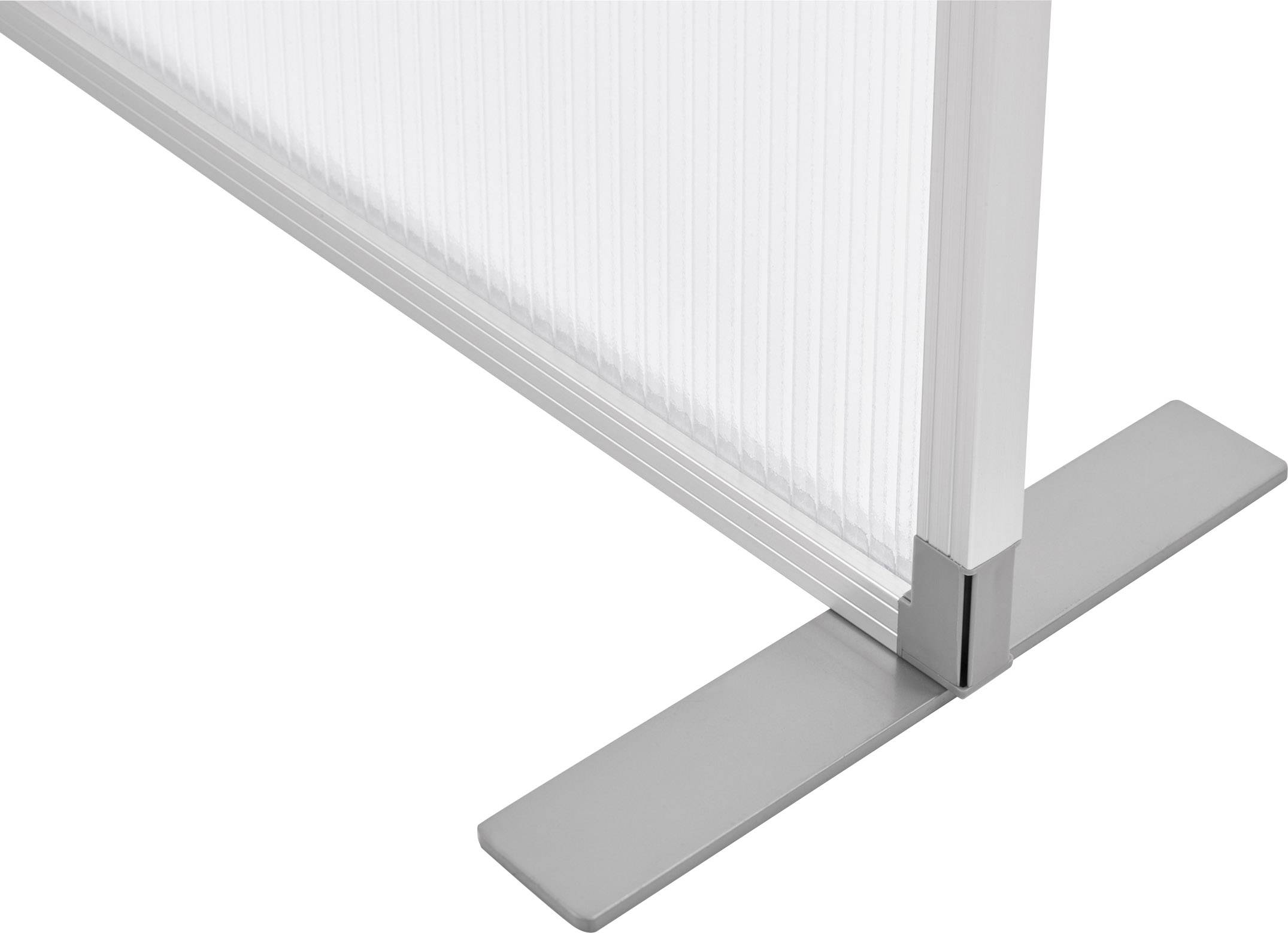 Egy fehér térelválasztó áll merőlegesen, átlátszó felülettel és stabil, szürke talpazattal.