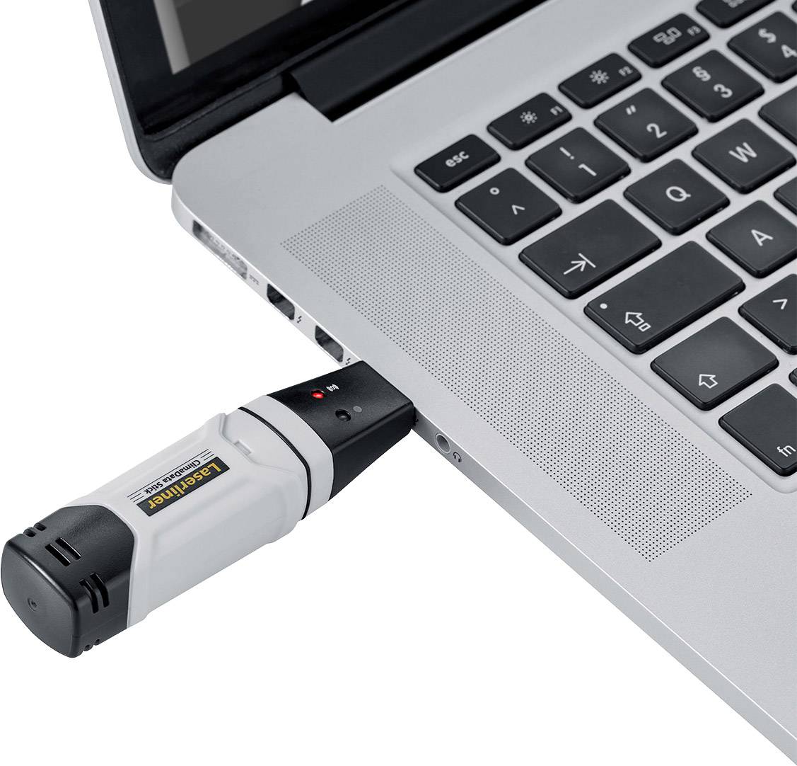 Egy USB-pendrive van bedugva egy laptopba. A laptopnak ezüstszínű billentyűzete van fekete billentyűkkel.