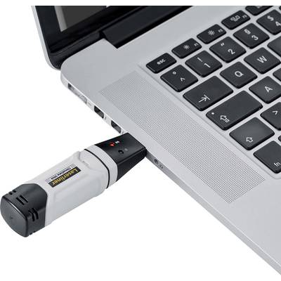 Egy USB-pendrive van bedugva egy laptopba. A laptopnak ezüstszínű billentyűzete van fekete billentyűkkel.
