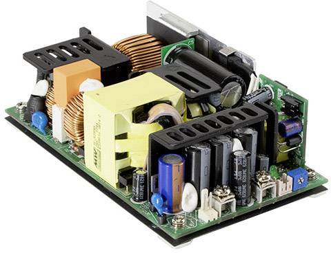 Nyitott tápegység transzformátorokkal, kondenzátorokkal és tekercsekkel egy áramköri kártyán, amely elektronikus készülékek áramellátására szolgál.