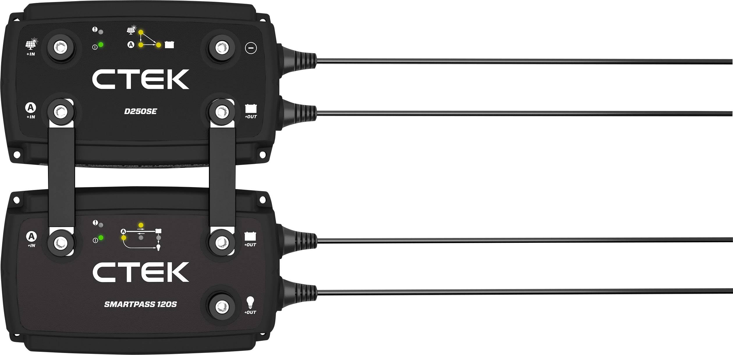 Két fekete CTEK akkumulátortöltő egymás mellett, mindegyik kábelekkel és visszajelző lámpákkal.