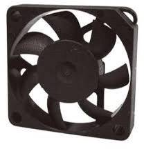 Egy fekete számítógép-ventilátor hat lapáttal egy négyzet alakú keretben.