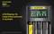 Nitecore UMS4 USB-töltő, amely valós időben jeleníti meg a négy AA akkumulátor töltési adatait egy LCD-kijelzőn.