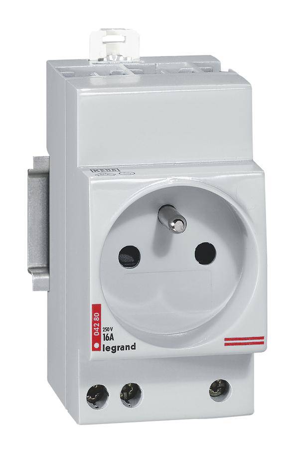 Legrand fali dugalj védőföldeléssel, 16A és 250V teljesítményre alkalmas, fali tartóra szerelve.