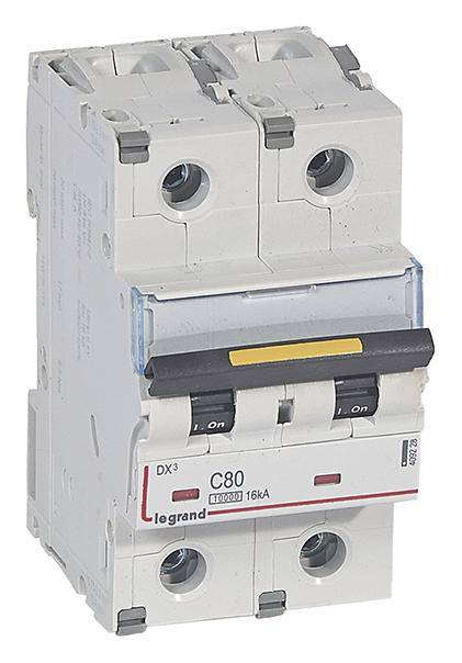 Kétpólusú biztosítékautomata, Legrand típus, C80 modell, 16kA, bekapcsolt ('On') billenőkapcsolókkal. Használata elektromos elosztószekrényekben.