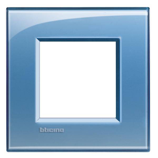 Egy négyzet alakú, kék burkolatú bticino világítási keret, központi nyílással egy kapcsoló vagy dugalj számára.