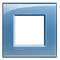 Egy négyzet alakú, kék burkolatú bticino világítási keret, központi nyílással egy kapcsoló vagy dugalj számára.