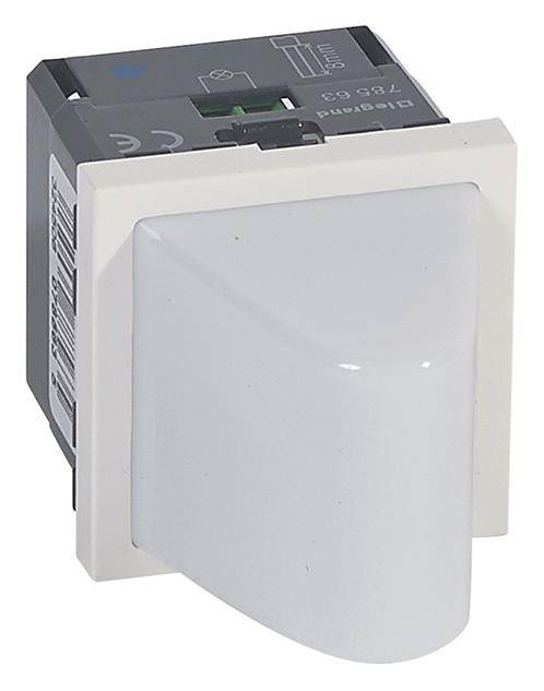 Egy szögletes, szürke nyomógomb fehér, fényáteresztő felülettel, ipari vagy elektronikai alkalmazásokhoz tervezve.