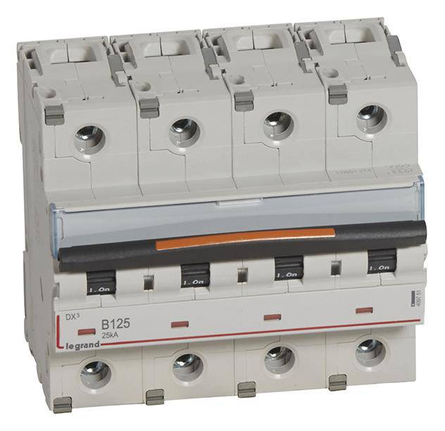 Egy Legrand típusú négypólusú megszakító, a DX³ B125 modell 25kA-es áramerősséggel, elektromos áramkörök megszakítására és biztosítására szolgál.