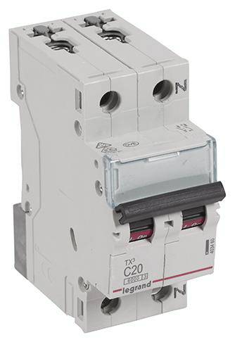 Egy szürke karakterisztikájú áramköri megszakító, amelyen a 'C20' felirat látható. A megszakító kétpólusú és elektromos védelmi célokra tervezett.