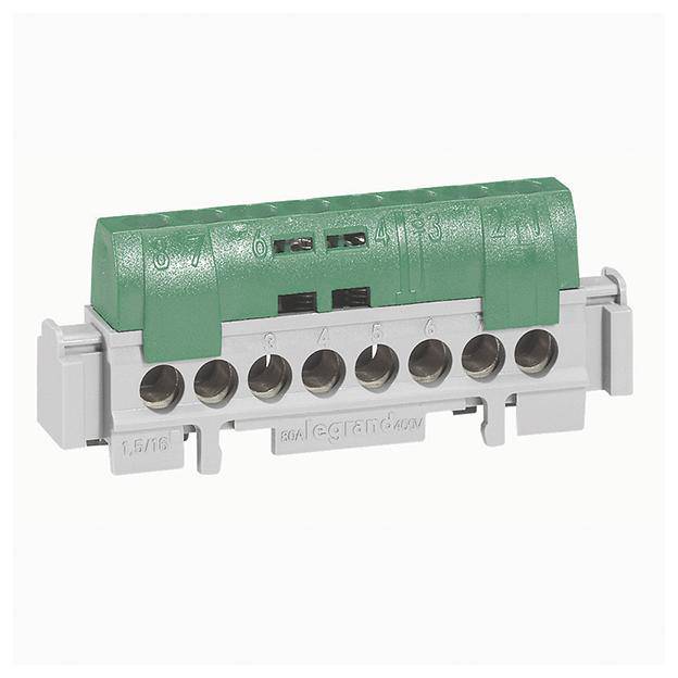 Zöld biztosítéktartó több csatlakozóval elektromos kábelek számára, 1-től 5-ig számozva. Elektromos telepítésekben használatos.