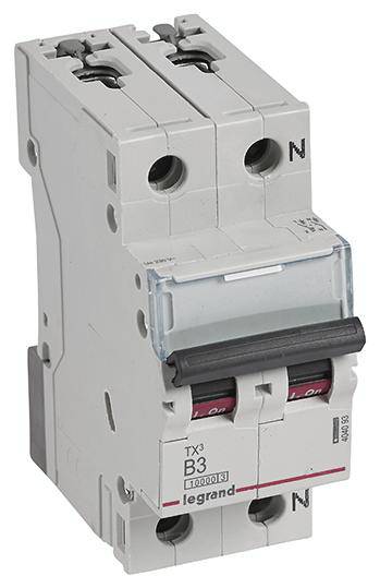 Egy kétpólusú védőkapcsoló a Legrand márkától, elektromos telepítésekhez alkalmas.
