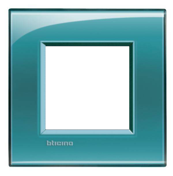 Négyzetes, türkizkék keret fényes felülettel, elektromos szereléshez alkalmas.
