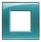 Négyzetes, türkizkék keret fényes felülettel, elektromos szereléshez alkalmas.