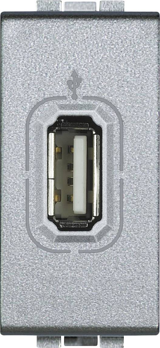 Közeli felvétel egy USB-csatlakozóról szürke felületen, jól látható USB-szimbólummal felette.