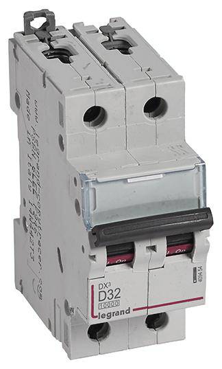 Egy szürke-fekete biztosítéktábla 'D32 400V' felirattal, amely alkalmas túláramvédelemre elektromos áramkörökben.