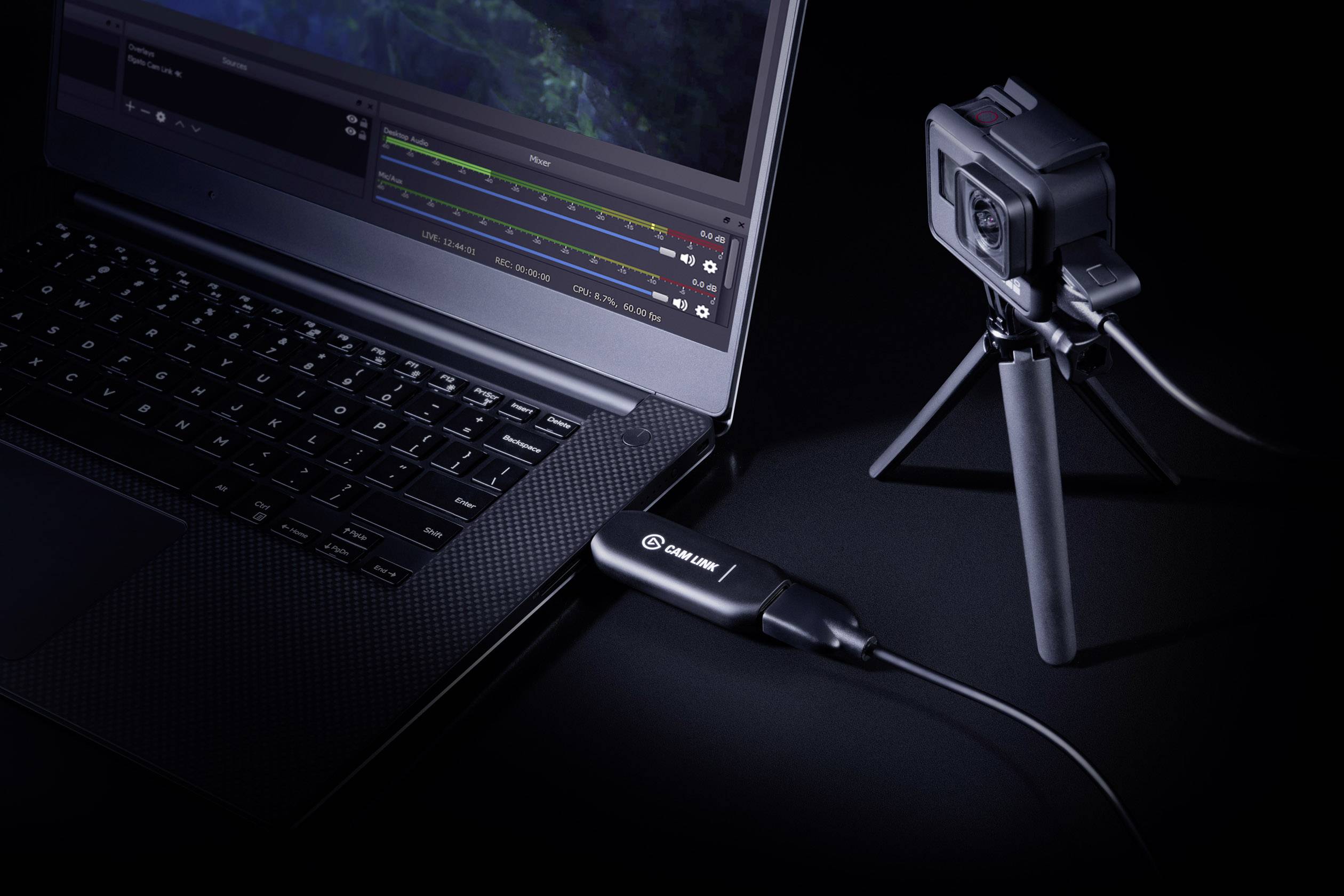 Egy laptop kamerával egy állványhoz csatlakoztatva. A laptopképernyőn videófelvételi paraméterek láthatók.