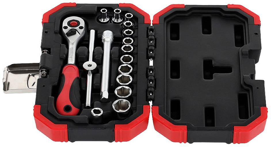 Egy nyitott szerszámosláda racsnis kulccsal, különböző csavarkulcsokkal és tartozékokkal, speciálisan kialakított rekeszekbe rendezve.