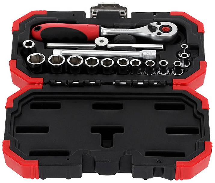 Egy csavarkulcs-készlet nyitott fekete és piros műanyag dobozban. Tartozékai között megtalálható egy racsnis kulcs és több dugókulcs különböző méretekben.