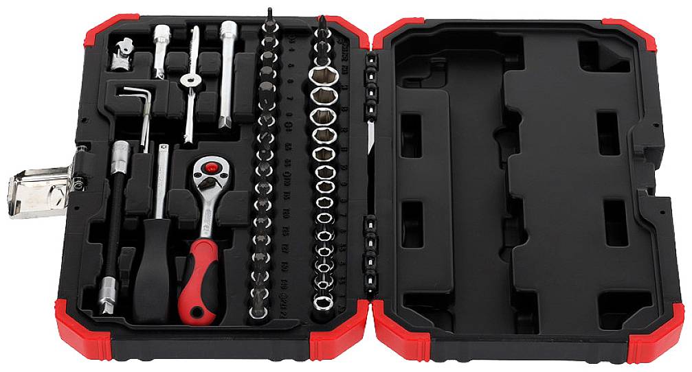 Egy nyitott szerszámosláda különböző dugókulcsokkal, racsnis kulcsokkal és szerszámokkal, rendezetten elhelyezve rekeszekben.