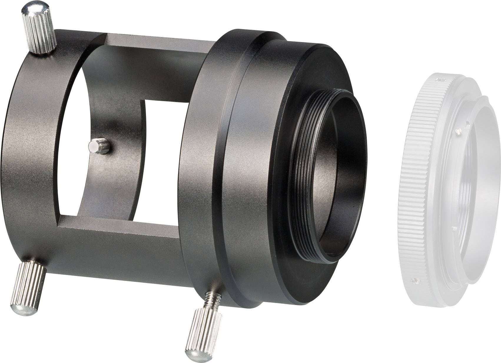 Egy fekete fémadapter csavarokkal és gyűrűkkel, amelyet fényképezőgép- vagy távcsőalkatrészek csatlakoztatásához használnak.