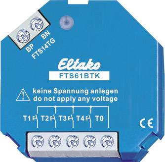 Kék Eltako FTS61BTK kapcsoló csatlakozó kapcsokkal, 'nem szabad feszültséget rákapcsolni' felirattal, amely az elektromos óvintézkedést szimbolizálja.