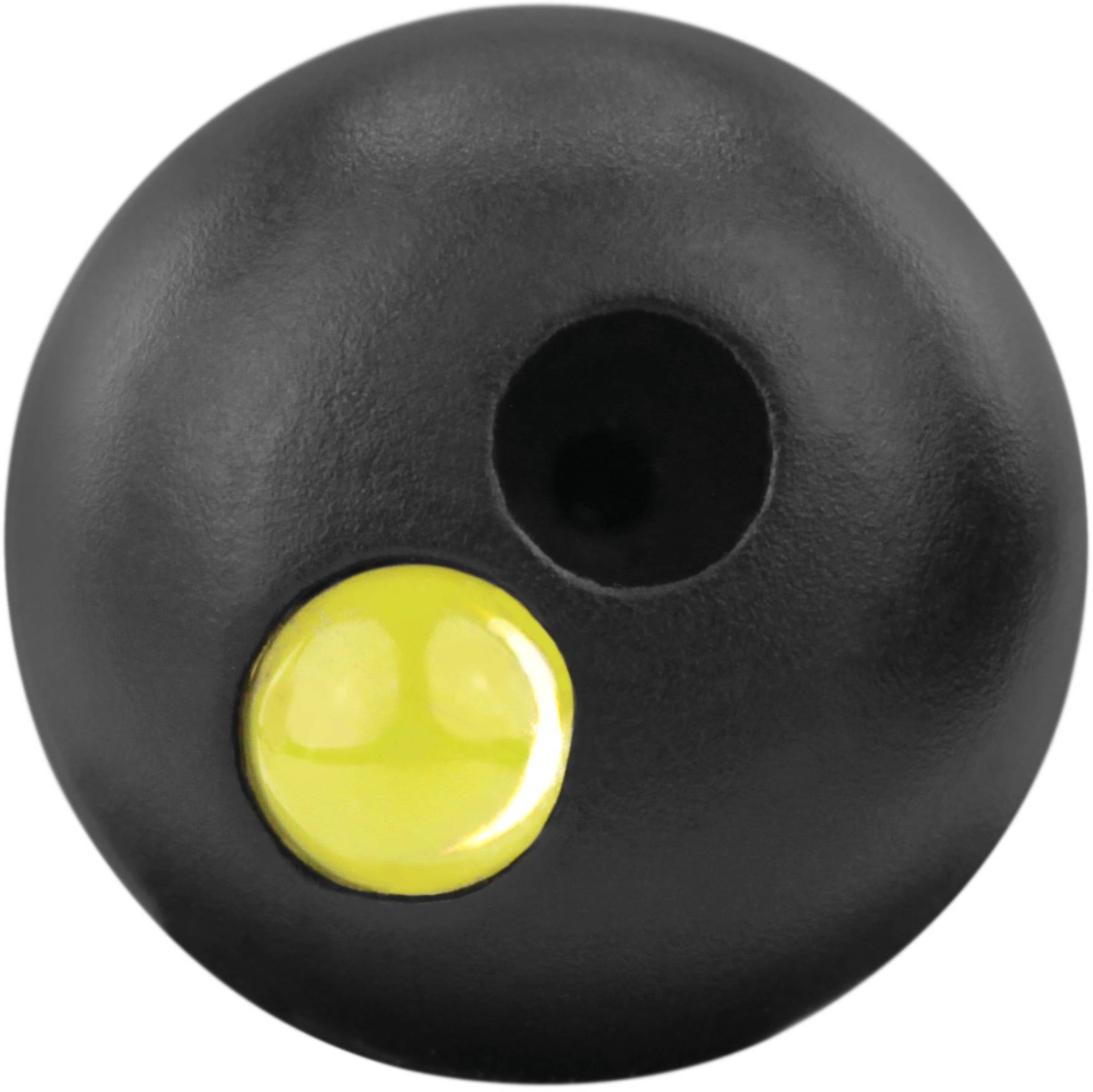 Fekete gomb két látható lyukkal, egy a közepén és egy kisebb sárga szegéllyel mellette, fehér háttéren.