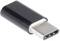 USB-C-adapter közelképen, fekete ház ezüstös csatlakozóval, eszközök USB-C-portjainak összekapcsolására szolgál.