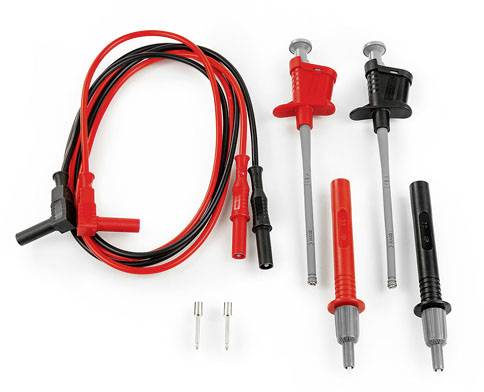 'Különböző mérővezetékek és vizsgálókapcsok piros és fekete színben, szigetelésekkel és csatlakozókkal elektromos teszteléshez.'