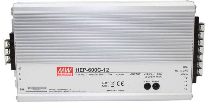A MEAN WELL HEP-600C-12 feszültségátalakító házának burkolata, amely mutatja a csatlakozókat, valamint a bemeneti és kimeneti specifikációkat.
