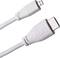 Fehér kábel HDMI- és Micro-USB-csatlakozóval, Raspberry-logóval az aljzatokon.
