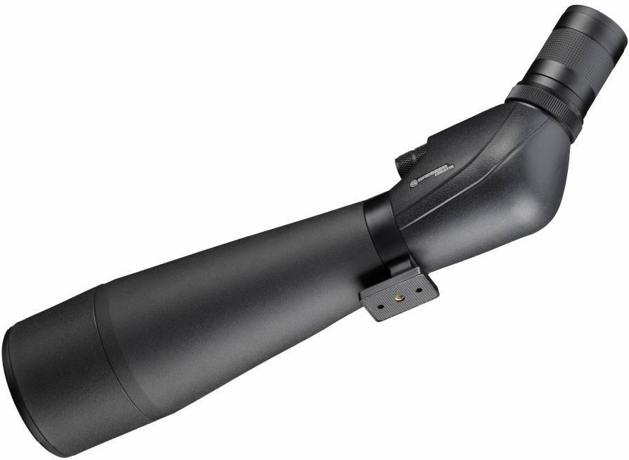 Egy fekete távcső, egy optikai eszköz távoli tárgyak megfigyelésére, egyenes csővel és állítható szemlencsével.